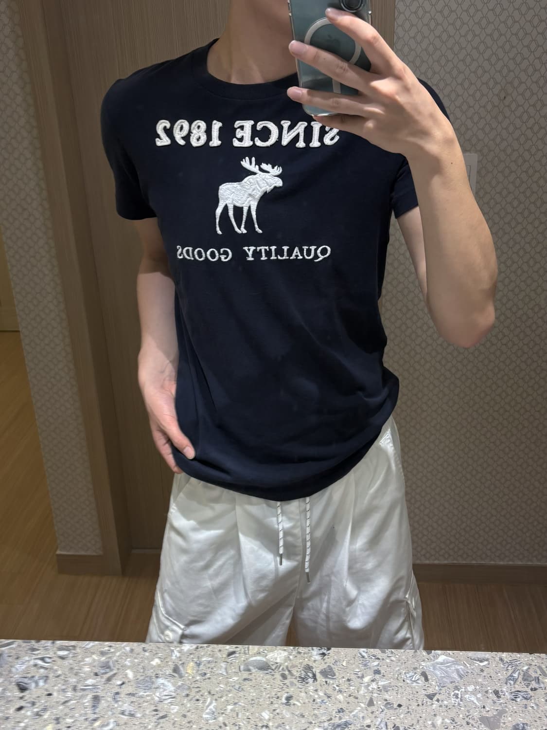 [M] 아베크롬비 앤 피치 머슬핏 시그니처 무스 자수 네이비 반팔 티셔츠 상품이미지2