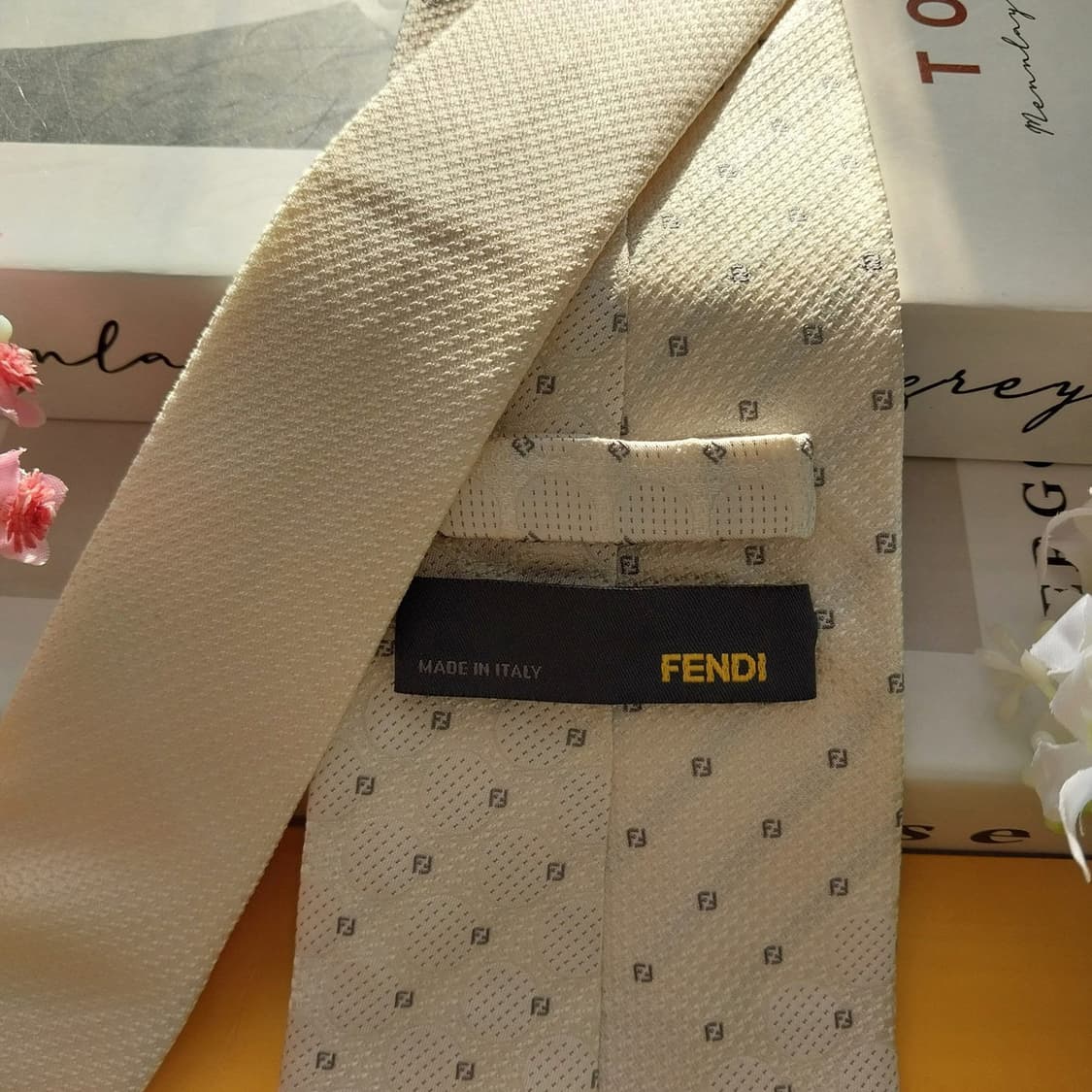 펜디 실크 화이트 자카드 로고 패턴 넥타이 9cm A+등급 K1502
 상품이미지7