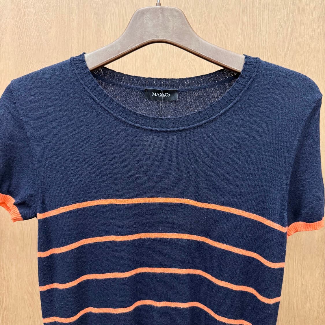 막스앤코 반팔 니트 스트라이프 디테일 슬림핏 네이비 오렌지 배색 상품이미지4