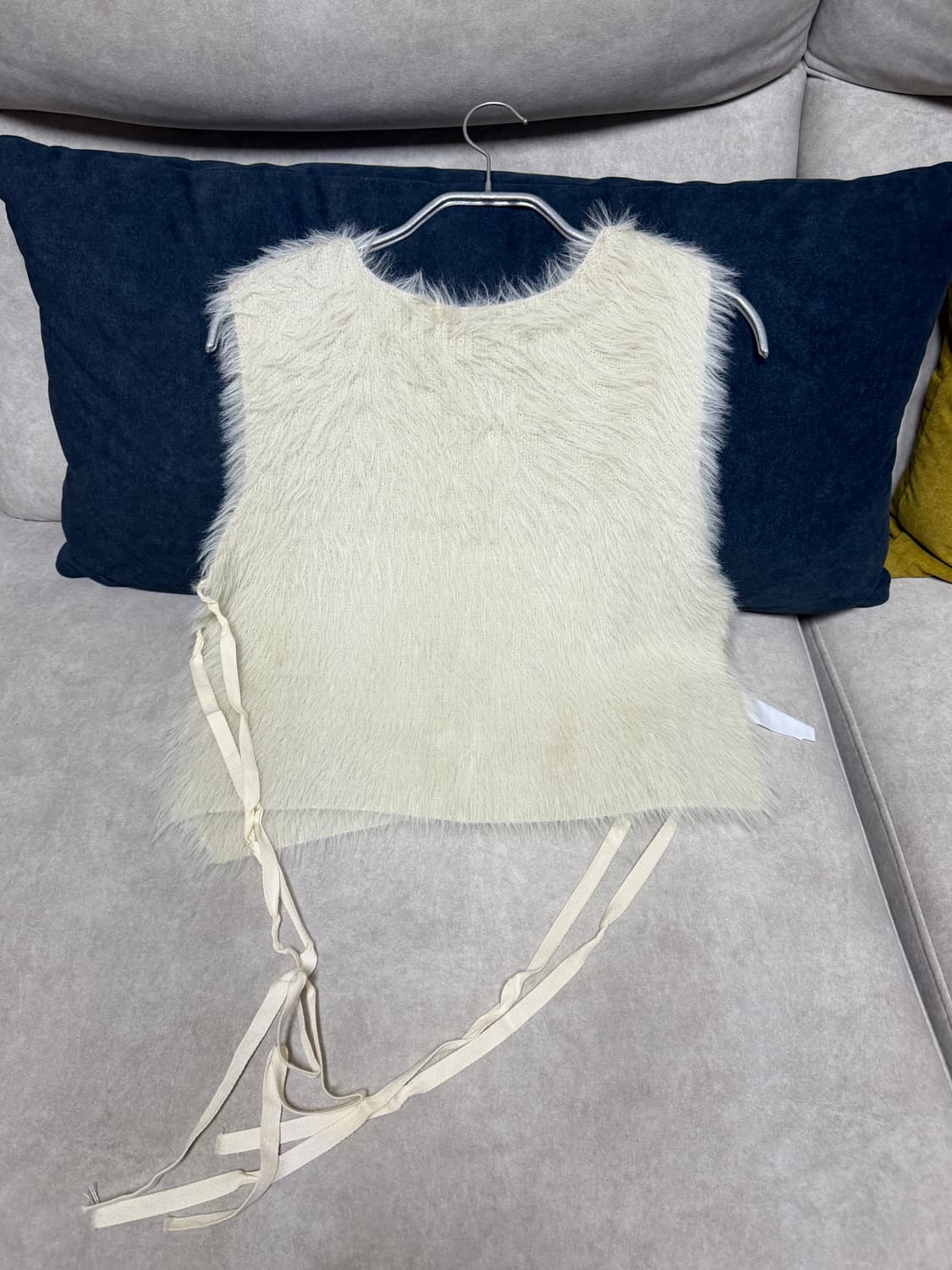 낫띵에브리띵 open side vegan fur vest in ivory 상품이미지5