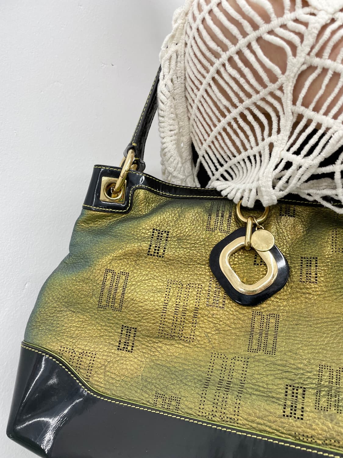 닥스 페어리 로고 참 숄더백 상품이미지4