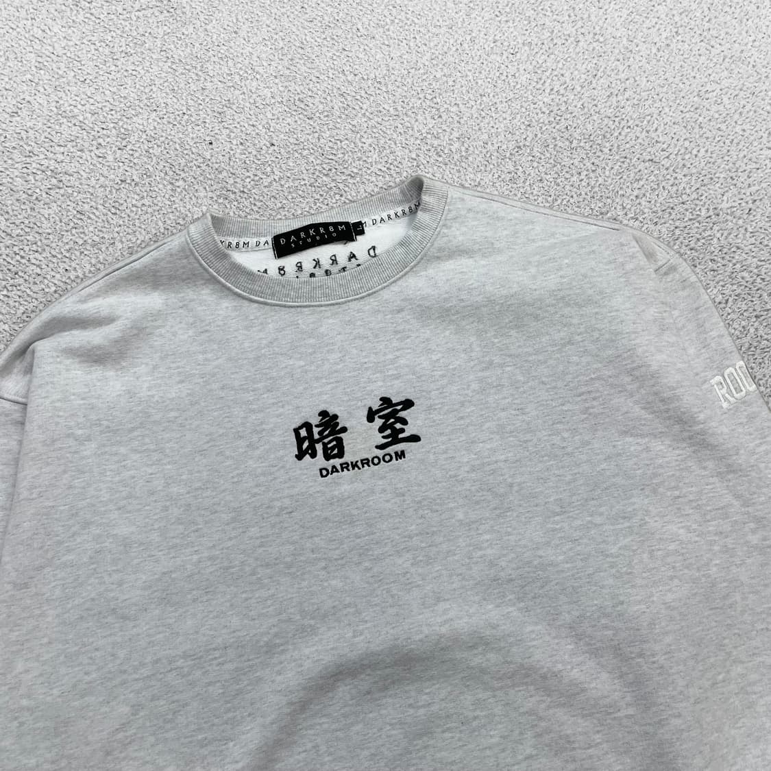 다크룸 스튜디오 베이직 로고 맨투맨 라이트 그레이 상품이미지2