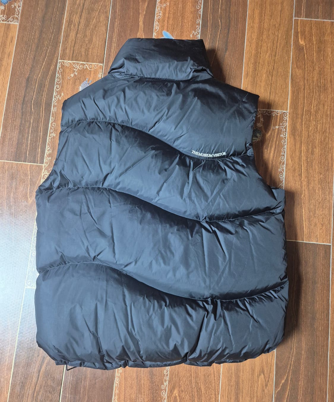 [M]더뮤지엄비지터 커브드 지퍼 패딩조끼 상품이미지2