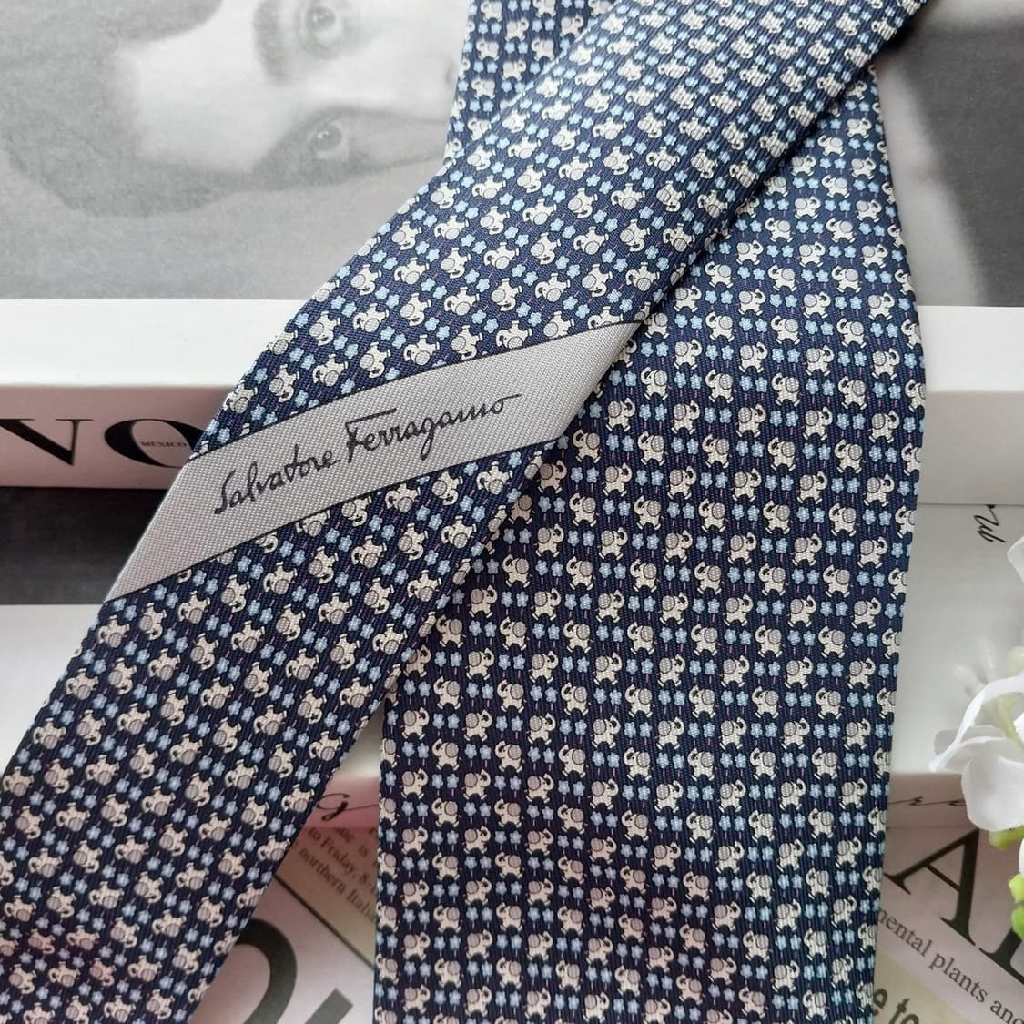 페라가모 실크 네이비 코끼리 패턴 넥타이 8cm 새제품 K1615
 상품이미지3