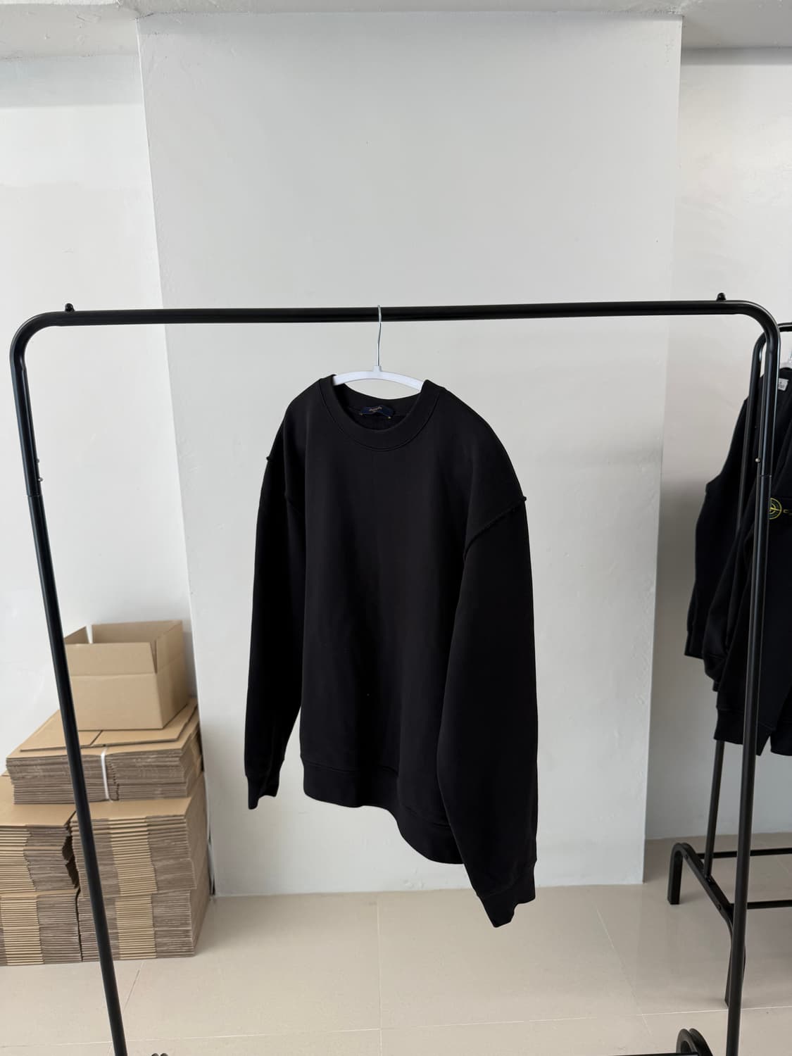 (S) 루이비통 인사이드 아웃 맨투맨 블랙  상품이미지1