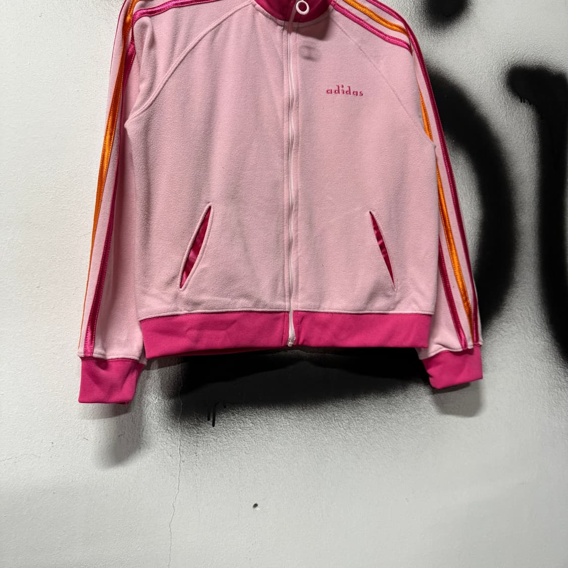 아디다스 자수 디테일 코튼 삼선 크롭 트랙탑 핑크 상품이미지4