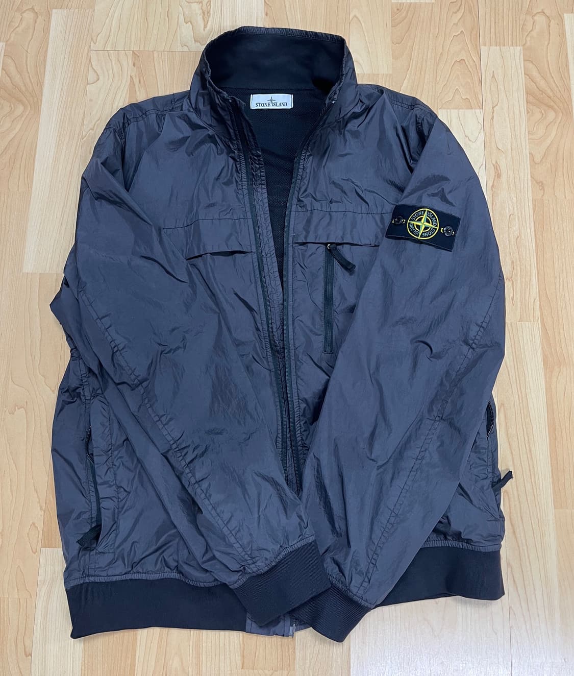 스톤아일랜드 가먼트 다이드 크링클 렙스 바람막이 차콜 상품이미지1