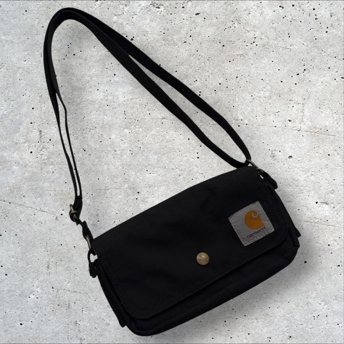 칼하트 블랙 미니 메신저백 상품이미지1