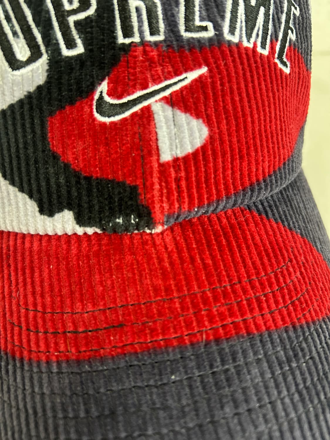 슈프림 x 나이키 아크 코듀로이 6-패널 캡 레드 카모 - 22SS 하자 상품이미지2