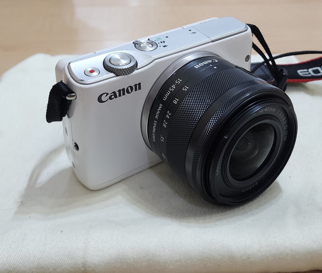 캐논 EOS M10 화이트 미러리스 카메라와 15-45mm 렌즈팝니다. 상품이미지2
