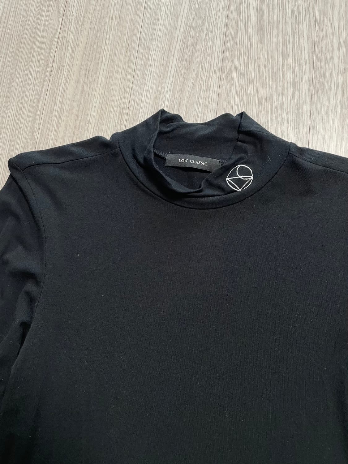 로우클래식 모크넥 로고 티셔츠 상품이미지2