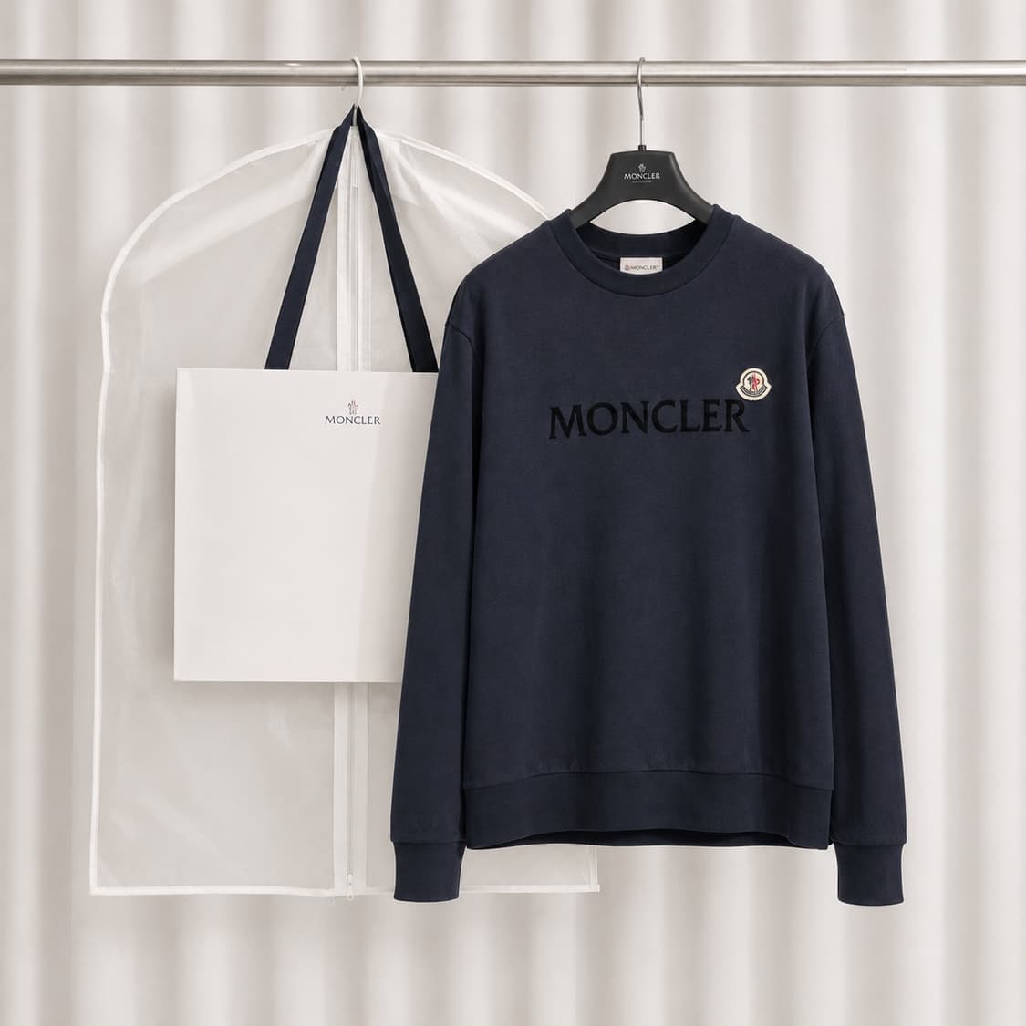 몽클레어 와펜 패치 맨투맨  상품이미지1