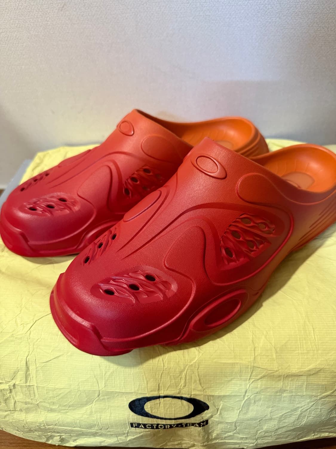 오클리 팩토리 팀 그라디언트 파구로 슬라이드 오로라 셀로시아 상품이미지1