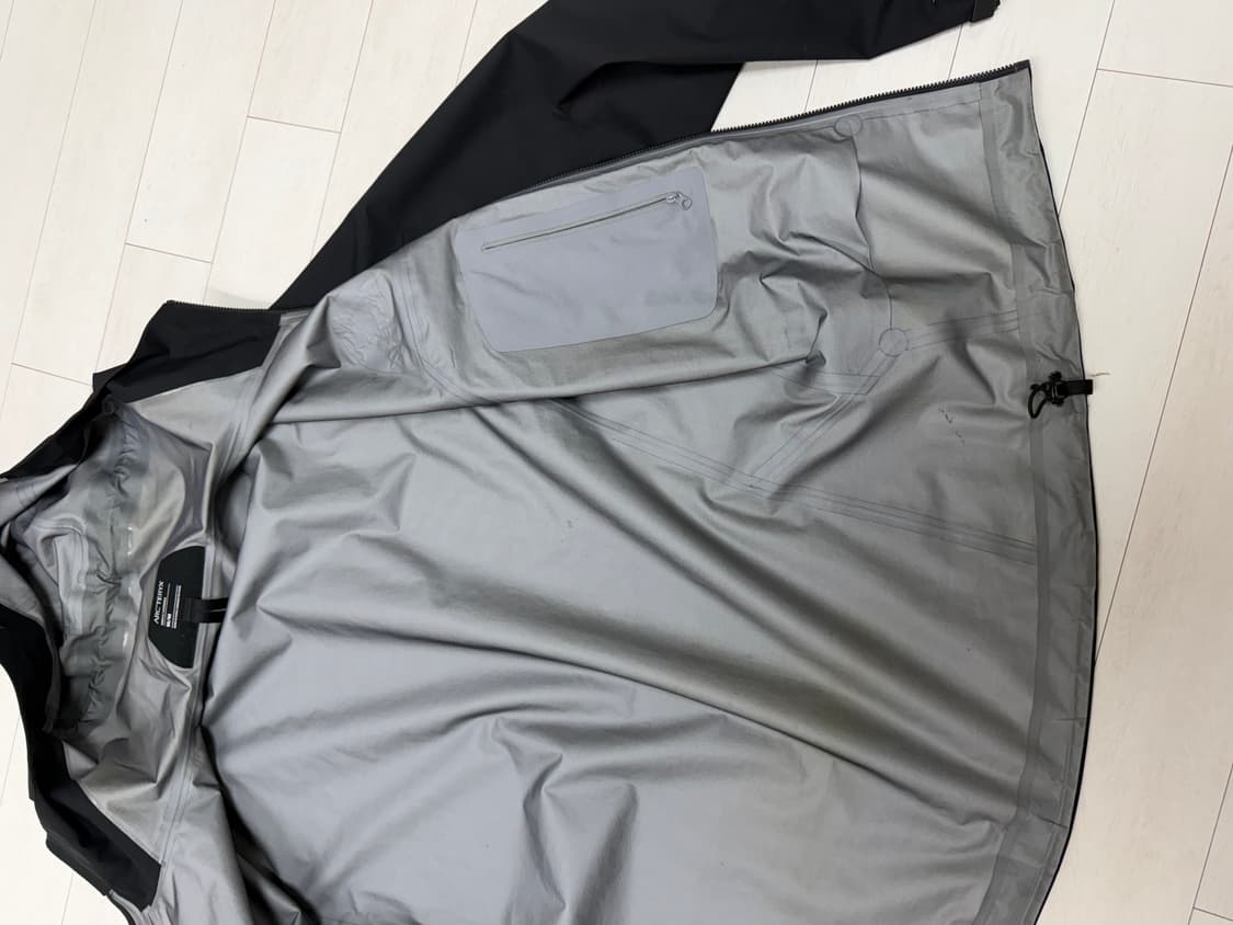 아크테릭스 베타 M 사이즈 블랙  사용감이 많습니다 ... 그래서 크림에 상품이미지6