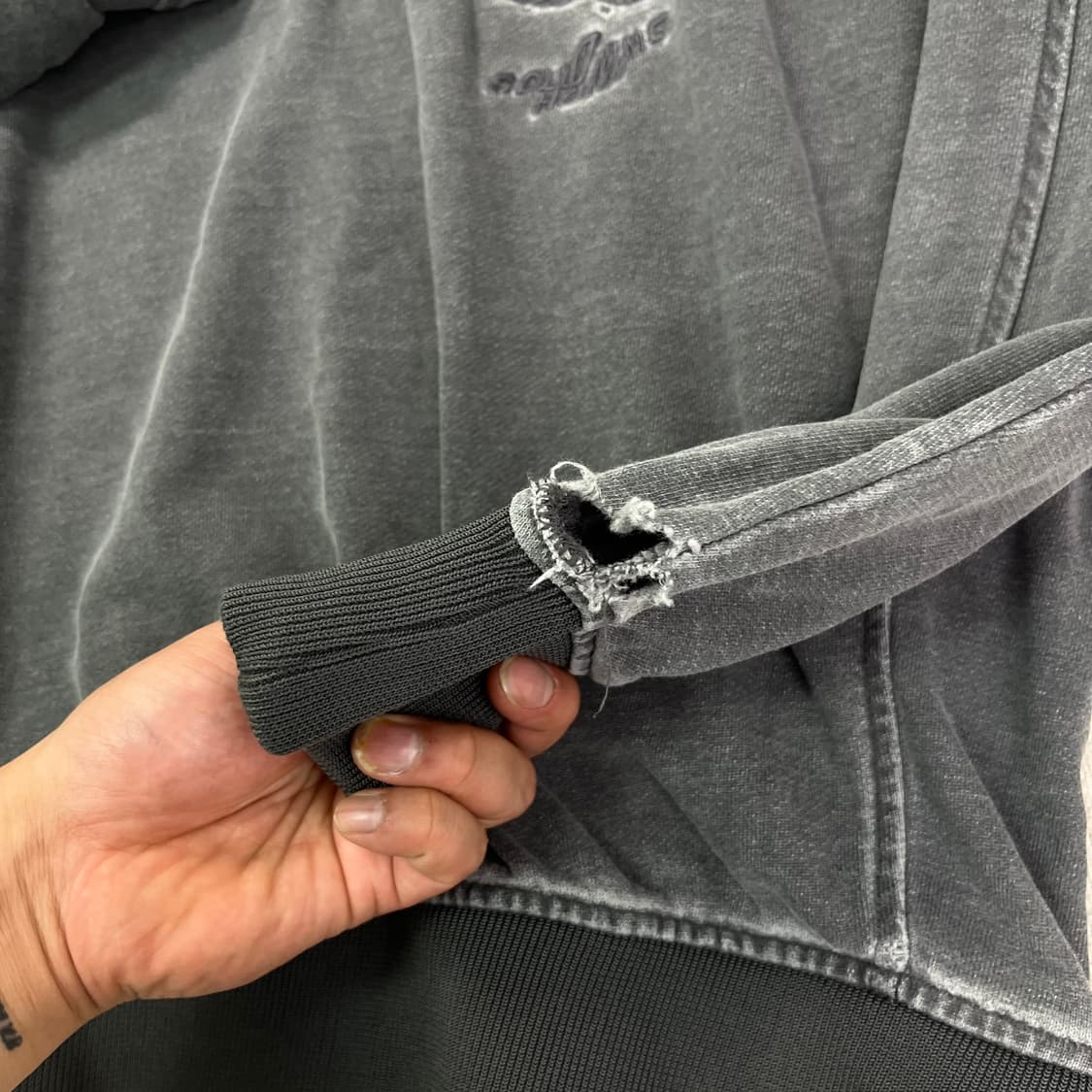 105 솔리드 옴므 데미지 피그먼트 맨투맨  상품이미지5