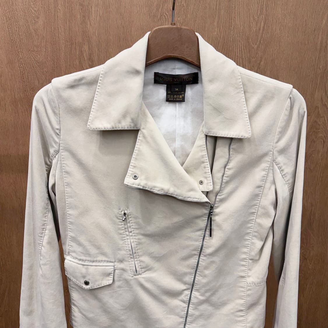 루이비통 코튼 라이더 자켓 언밸런스 지퍼 플랩 포켓 디테일 아이보리 상품이미지4