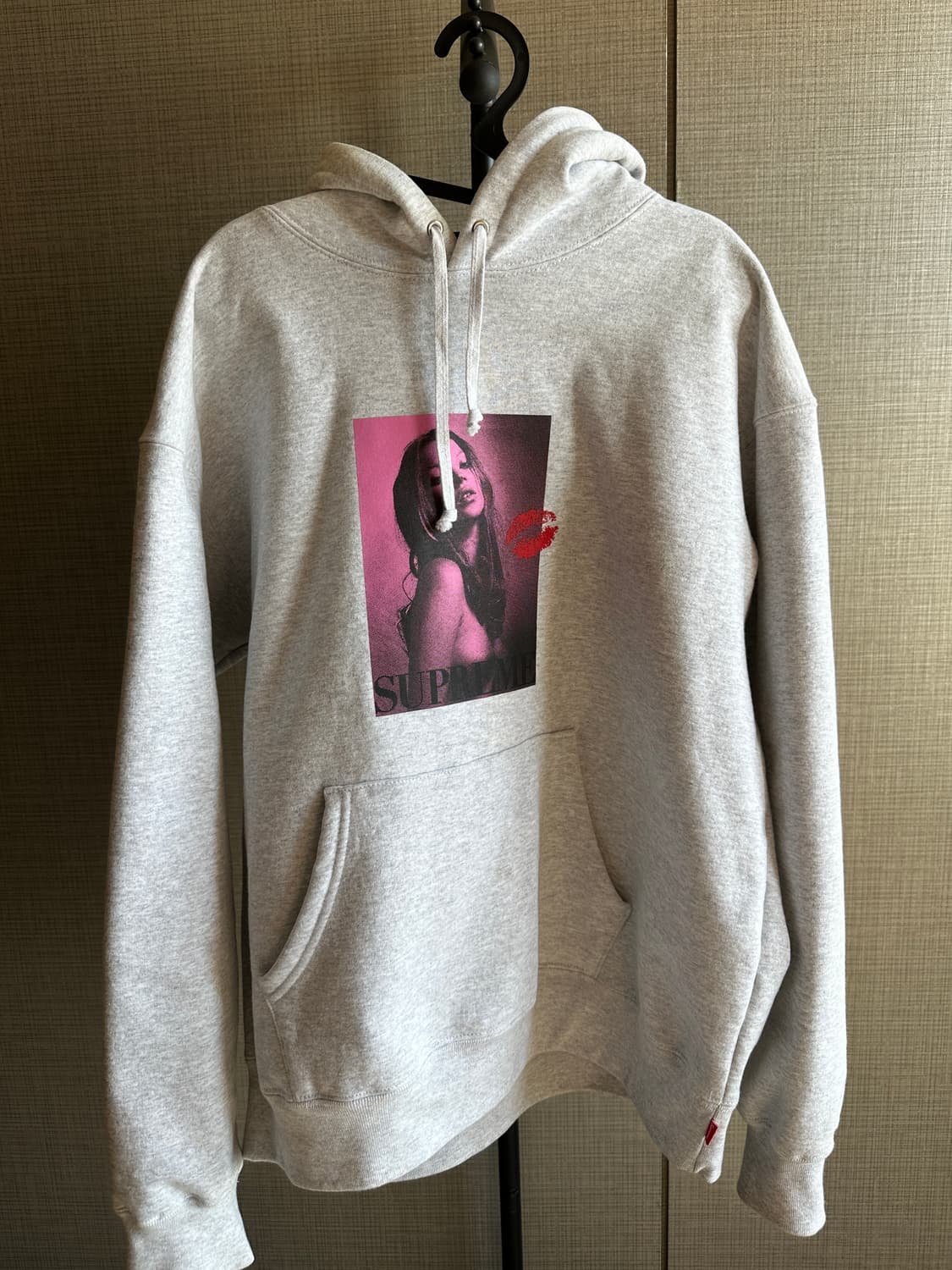 슈프림 x 케이트 모스 후드 스웨트셔츠 애쉬 그레이 - 24FW 상품이미지2