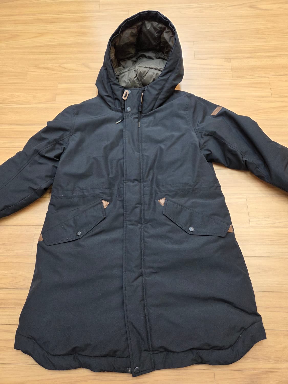 밀레 남성 롱패딩 105사이즈입니다
블랙 색상으로 깔끔하고, 거위털 충전 상품이미지1