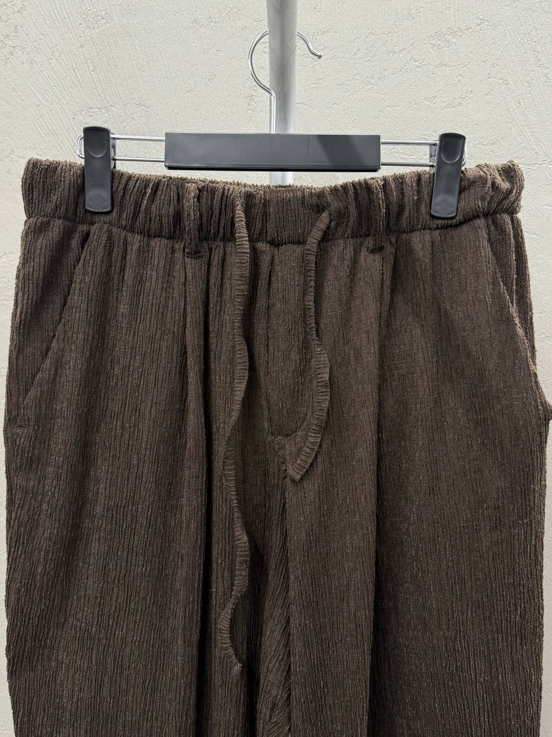 noirer 노이어 플리츠 밴딩 크롭 슬랙스 브라운 50 상품이미지3