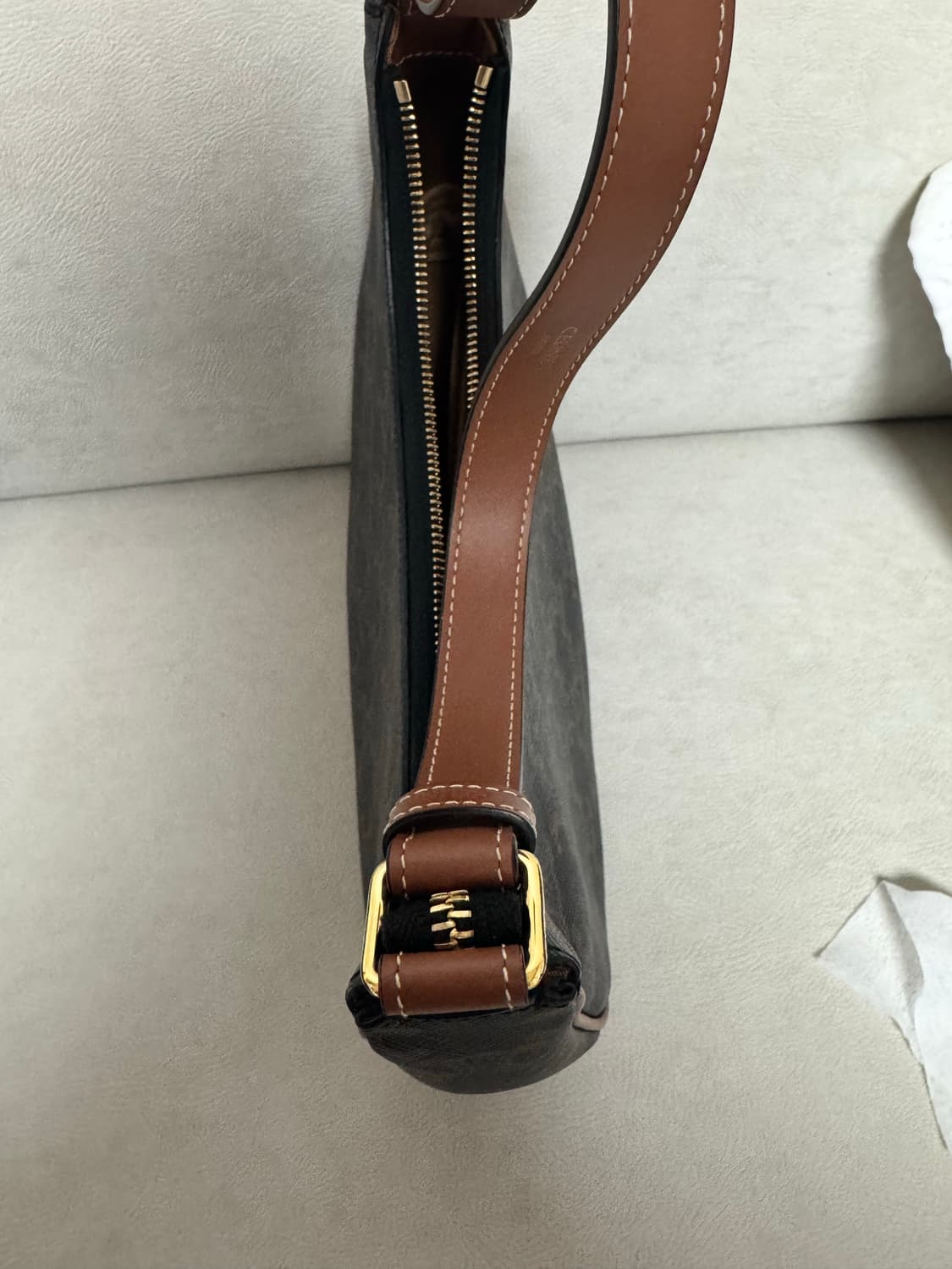 셀린느 트리옹프 미디움 아바백 탄 상품이미지7