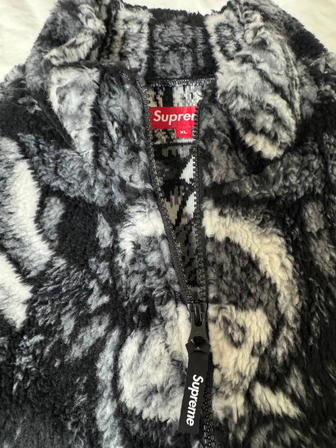 슈프림 세인트 미카엘 플리스 자켓 블랙 XL사이즈입니다. 상품이미지2