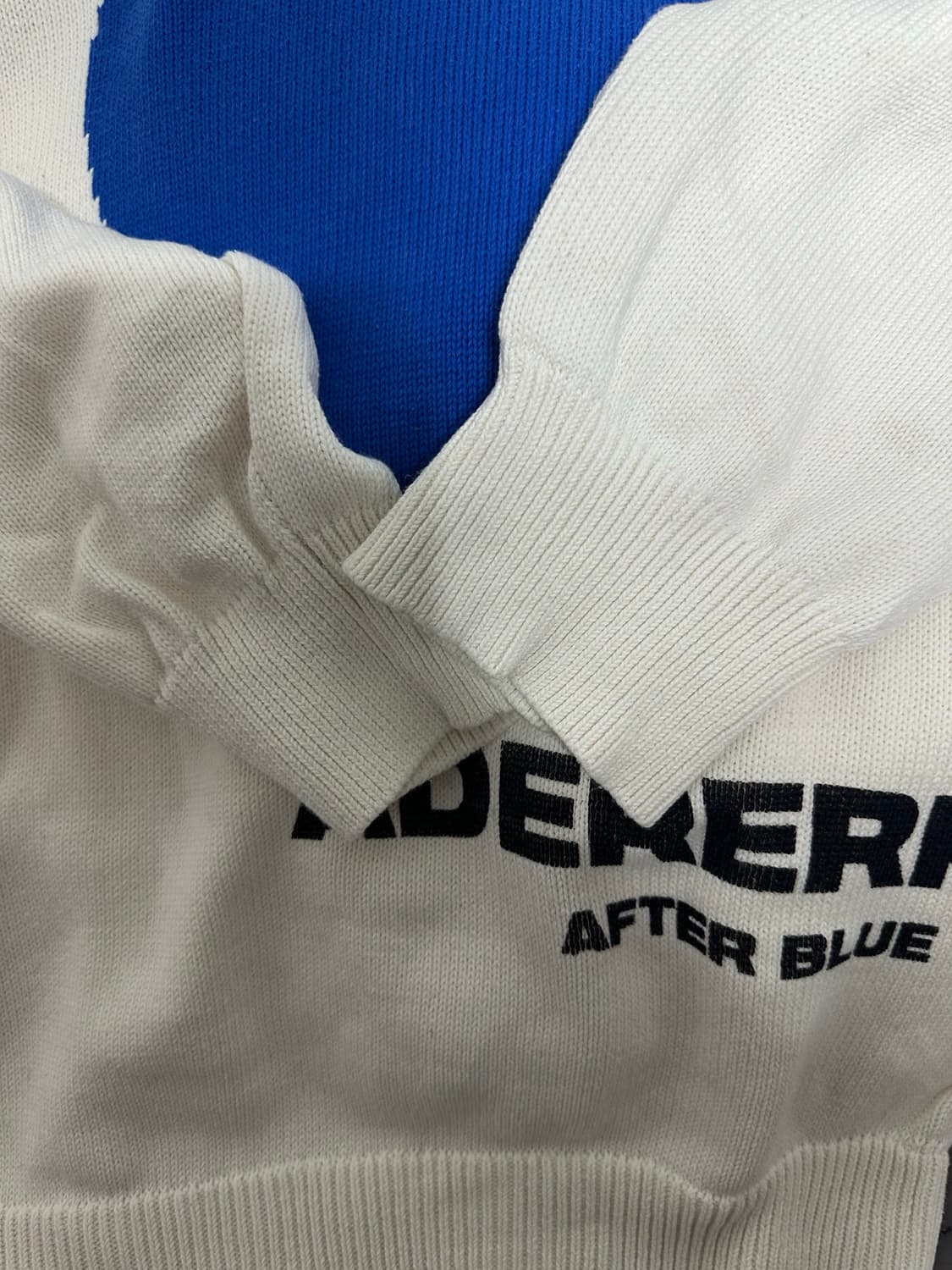 아더에러 빅하트 니트 상품이미지1