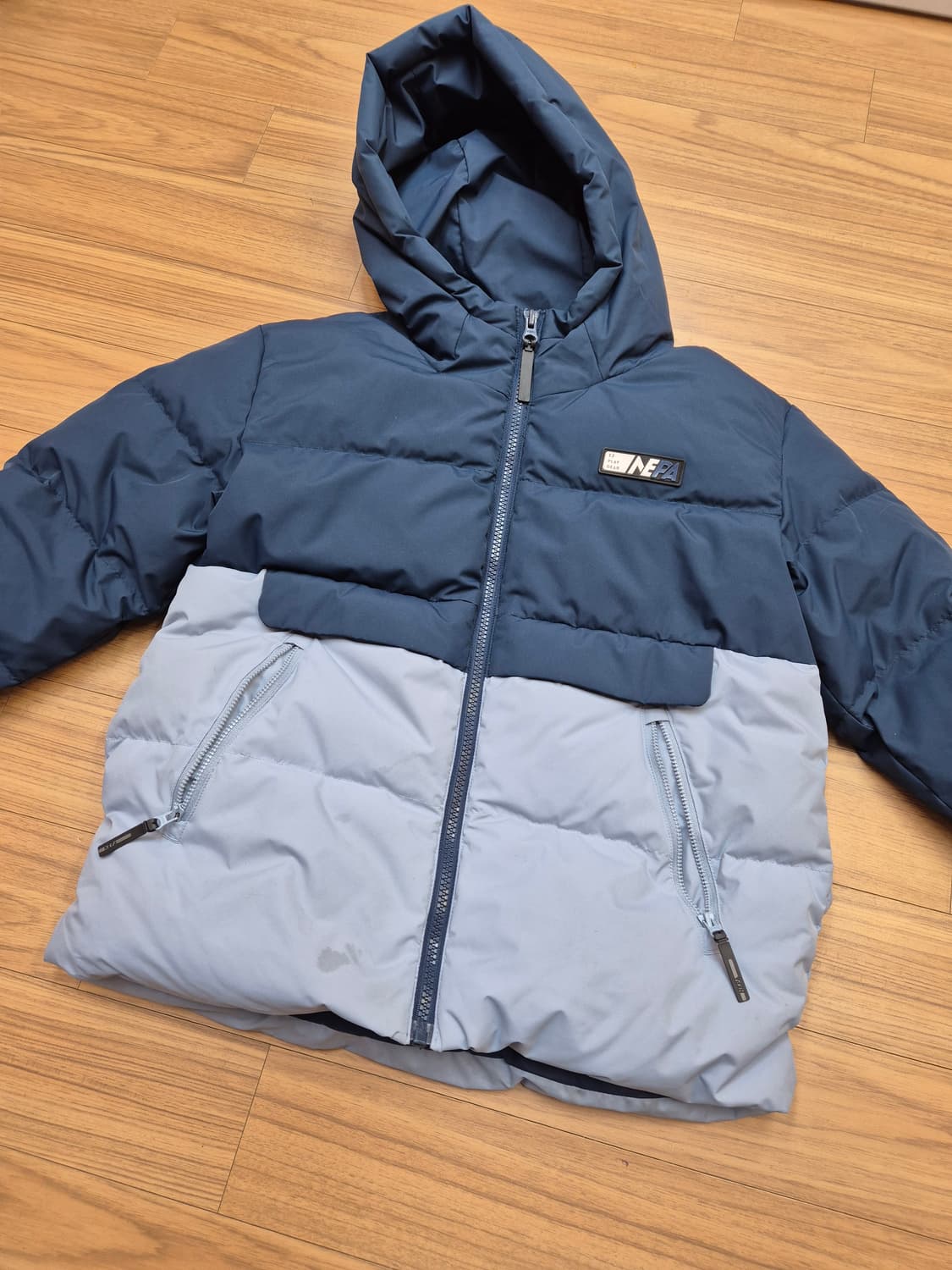 네파 키즈 패딩 130사이즈입니다. 충전재는 오리털 80%, 깃털 20입 상품이미지1