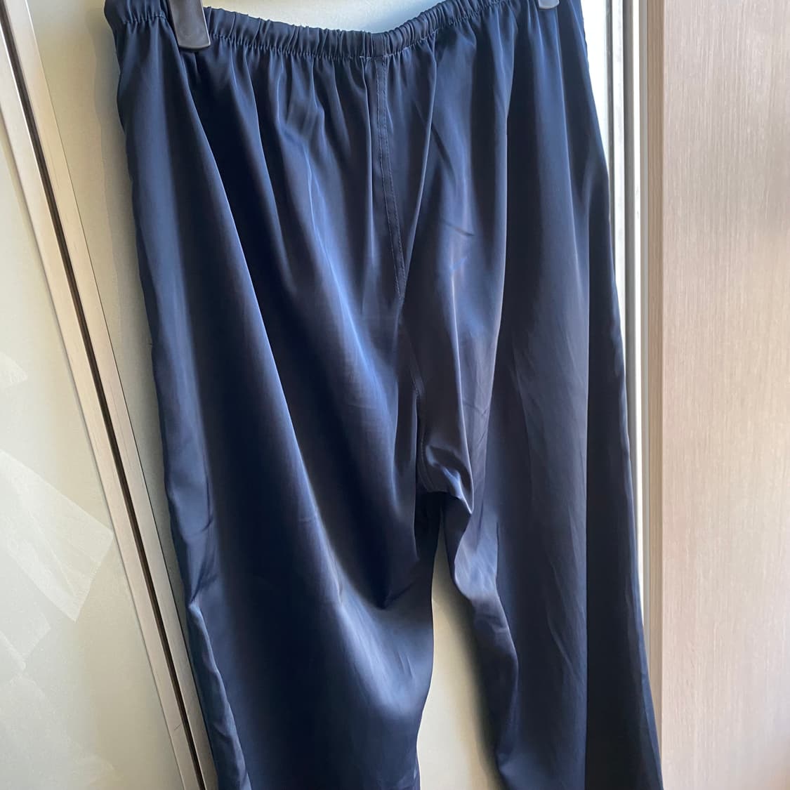 Brandy Melville 브랜디 멜빌 실키팬츠 네이비 상품이미지6