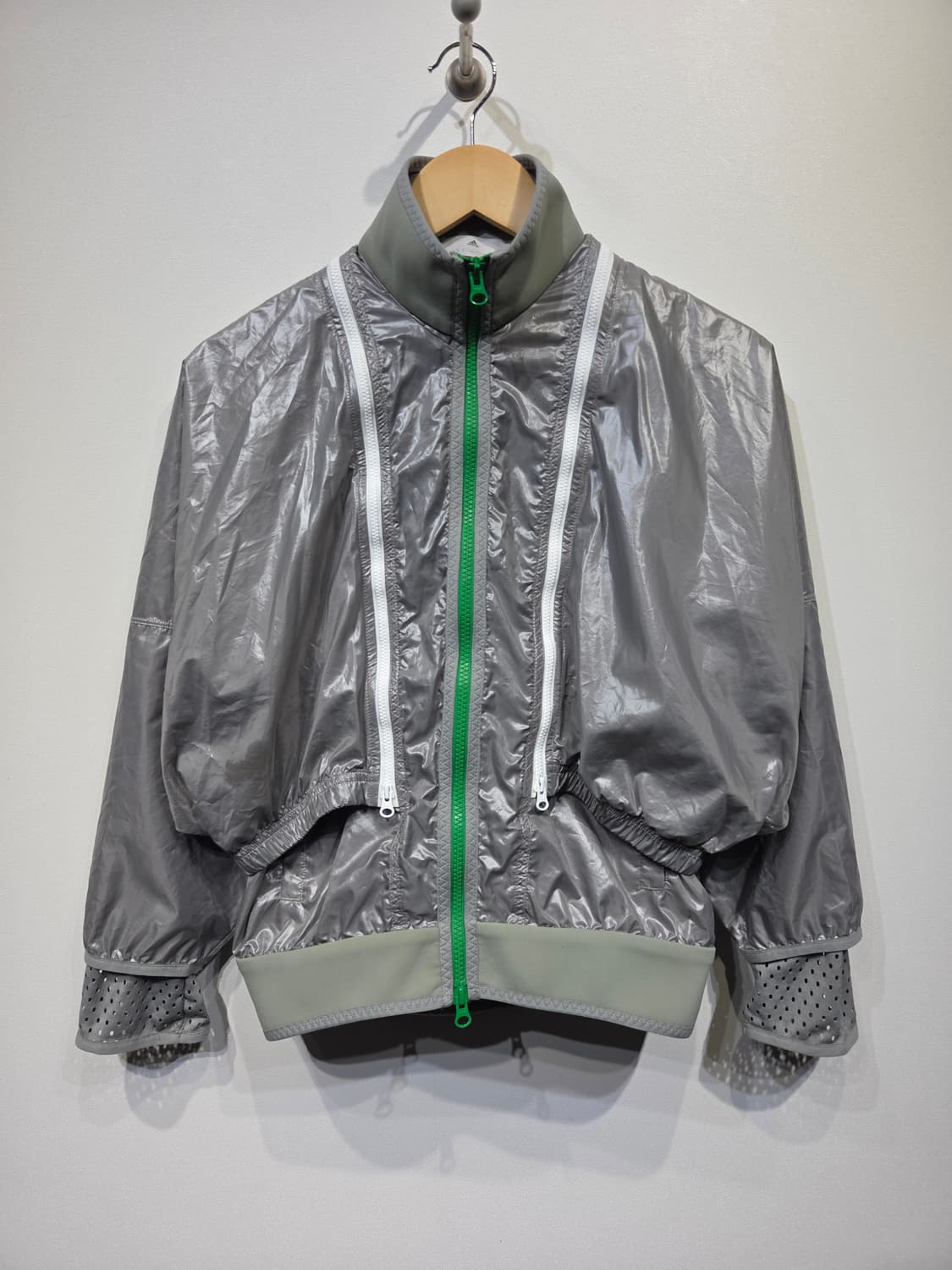 아디다스 바이 스텔라맥카트니 런 나일론 메탈릭 자켓 상품이미지2