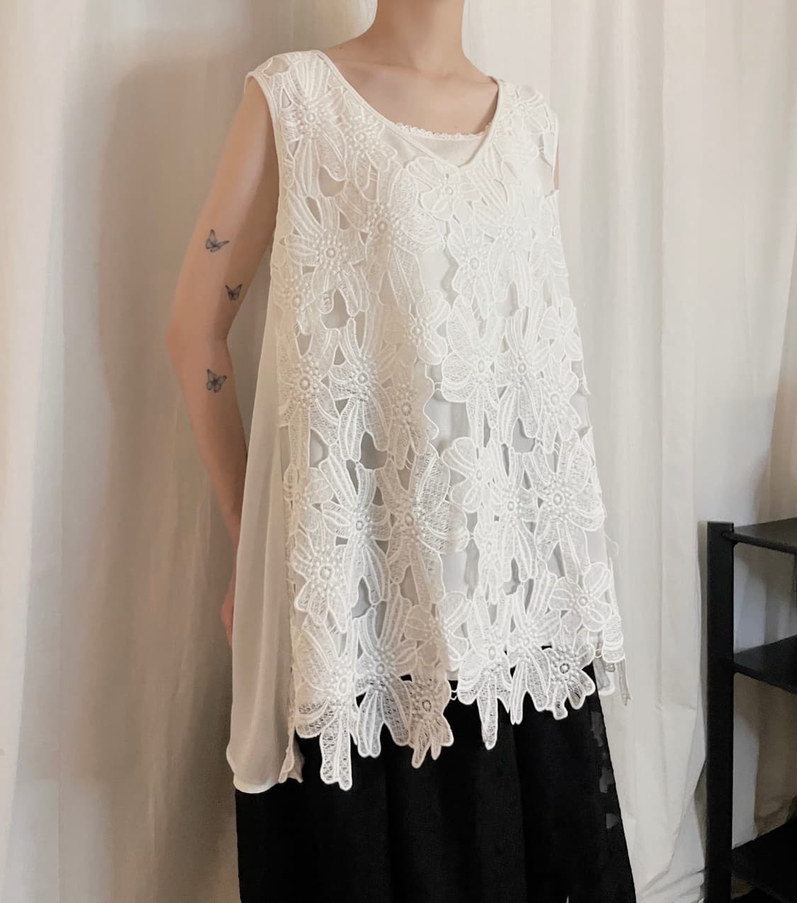 Floral Embroidery Sleeveless Top - White 상품이미지1