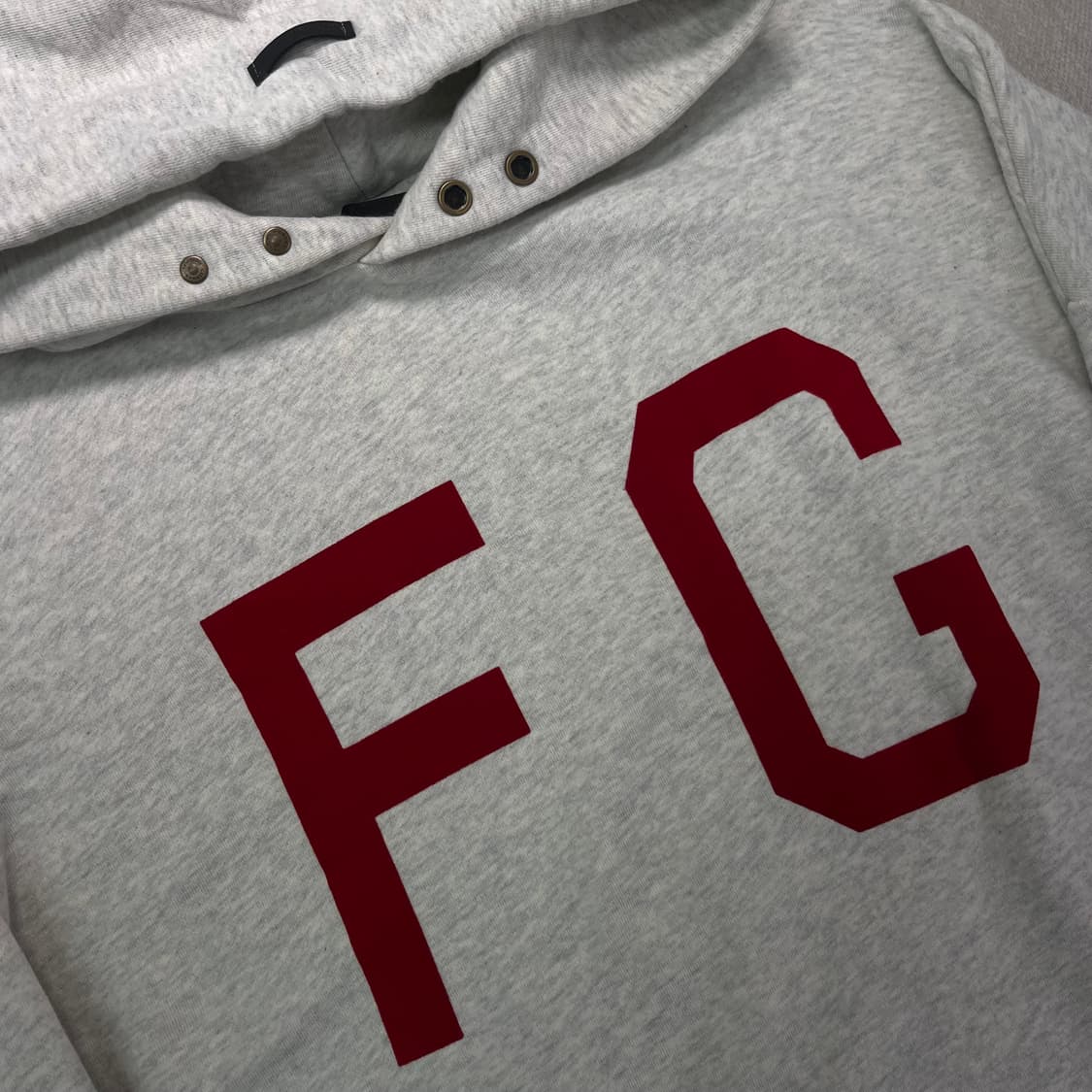 105 피오갓 에센셜 모나크 fg 로고 크림 후드티 상품이미지2