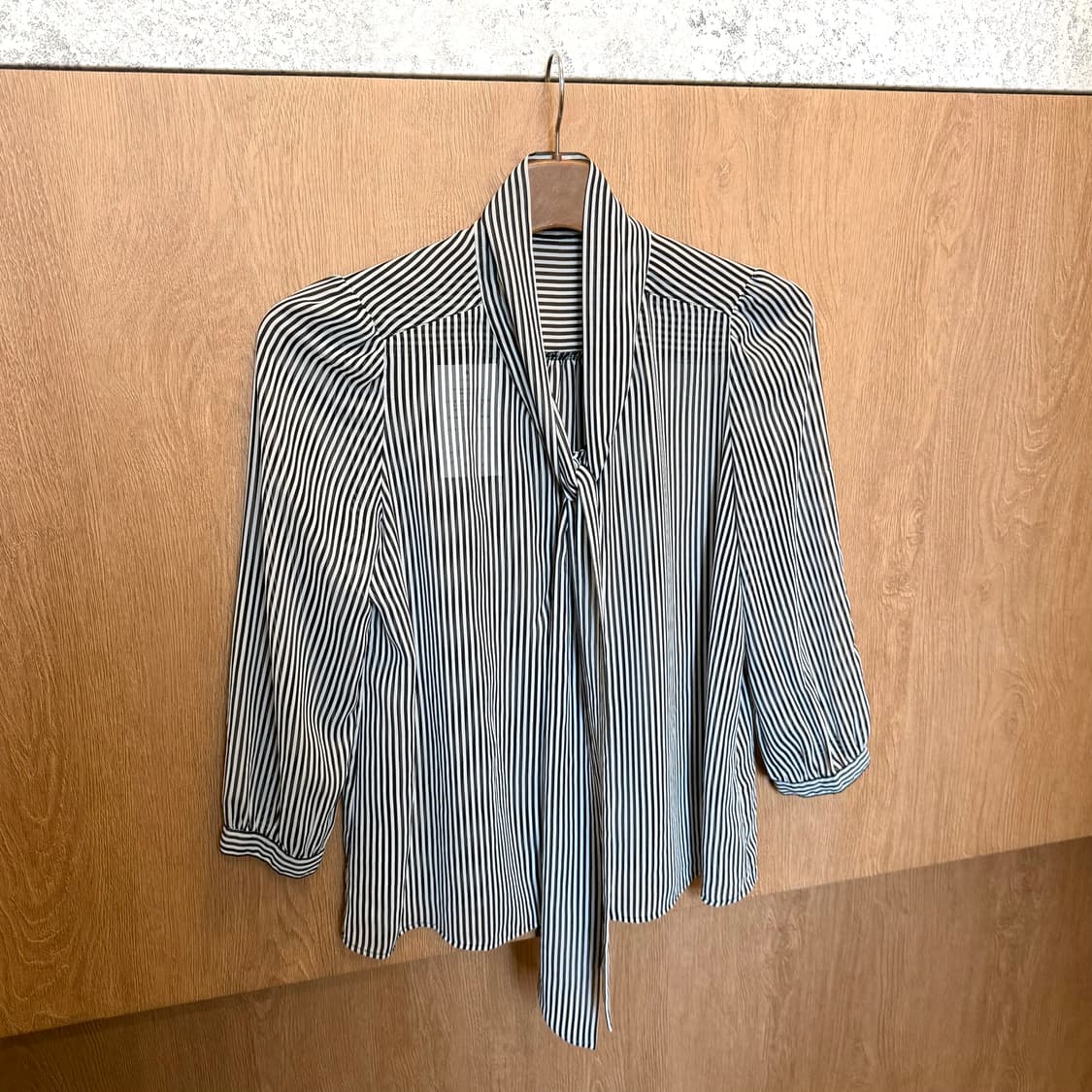 빈티지 스트라이프 블라우스 7부 소매 타이넥 디테일 블랙 화이트 상품이미지1