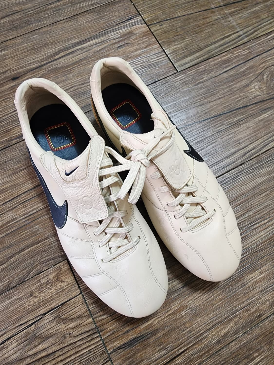 나이키 티엠포 호나우지뉴 R10 축구화 상품이미지1