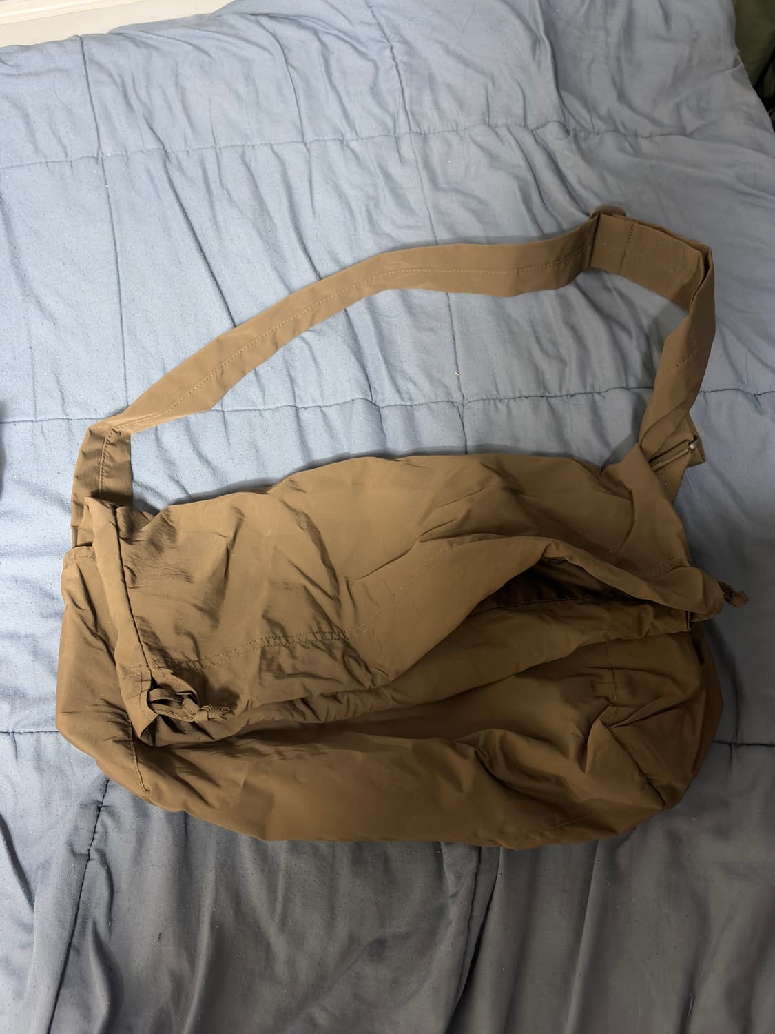 유니클로 드로우스트링 숄더백 브라운 상품이미지1