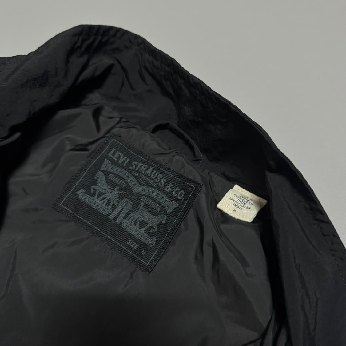 리바이스(Levi's) 블랙컬러 양면 프린트 로고 나일론 윈드브레이커 상품이미지3