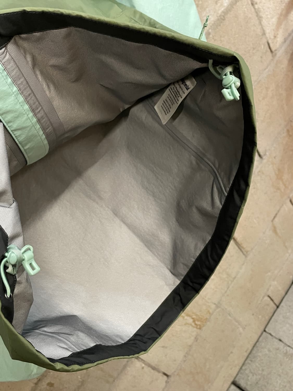 파타고니아 우먼 토렌트쉘 3L 레인 자켓 상품이미지4