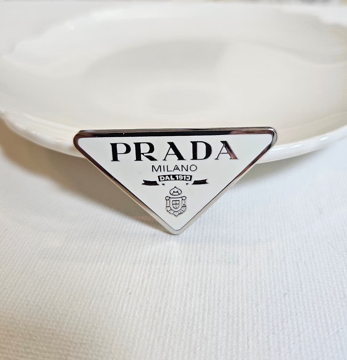 프라다 업사이클링 화이트 삼각 브로치 상품이미지2