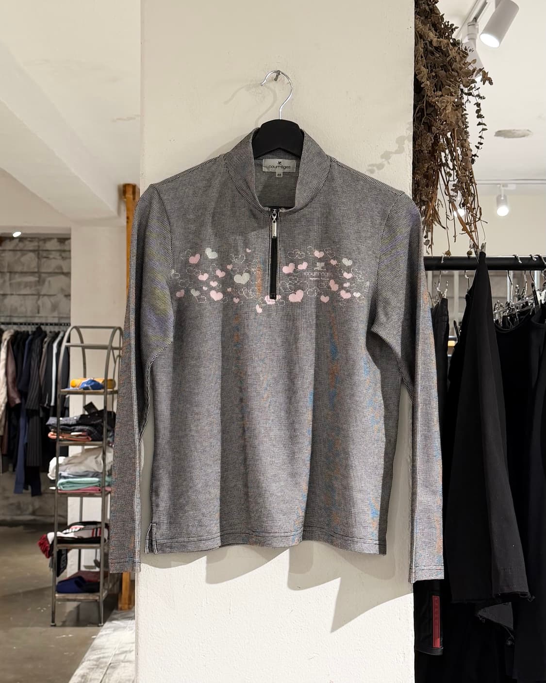 꾸레쥬 블랙화이트 하트 프린팅 하프집업 티셔츠 상품이미지1