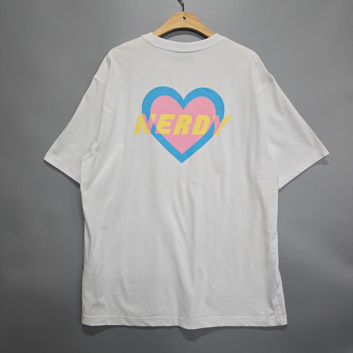 널디(NERDY) 하트 로고 반팔티 화이트 M 상품이미지3