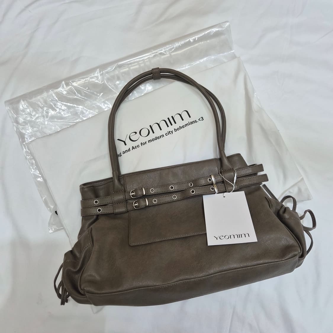 (새상품) 여밈 미디움 타운 벨트백(짙은회갈색) 상품이미지1