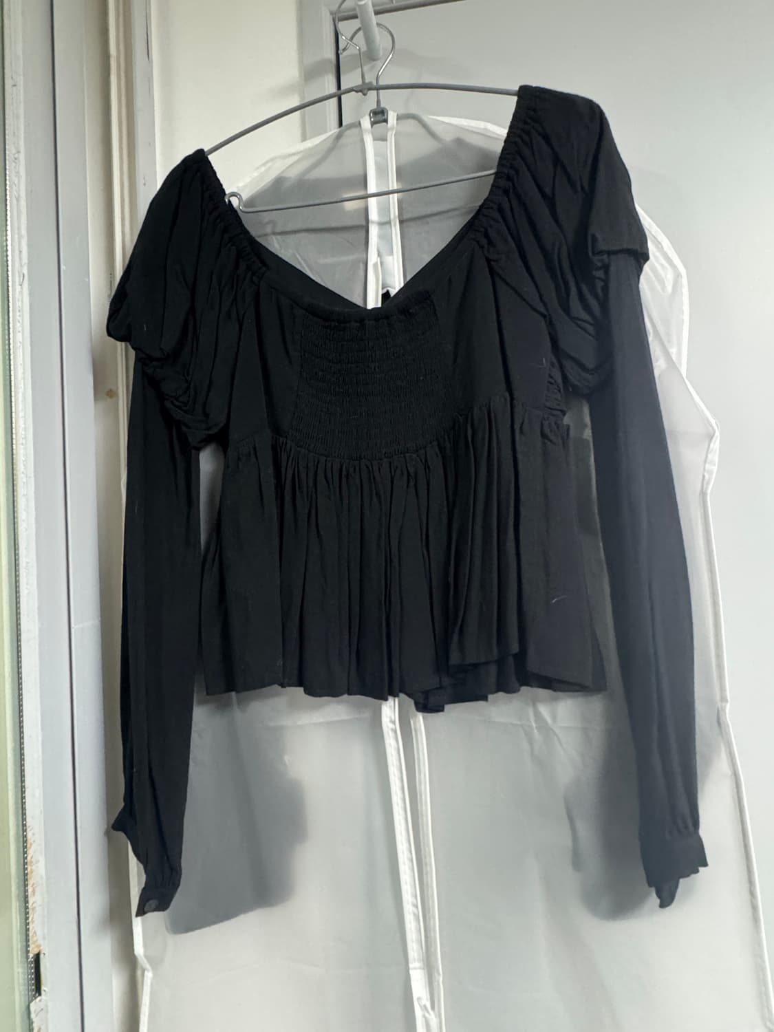 더티스 트위스트 프론트 퍼프 블라우스 블랙 상품이미지4