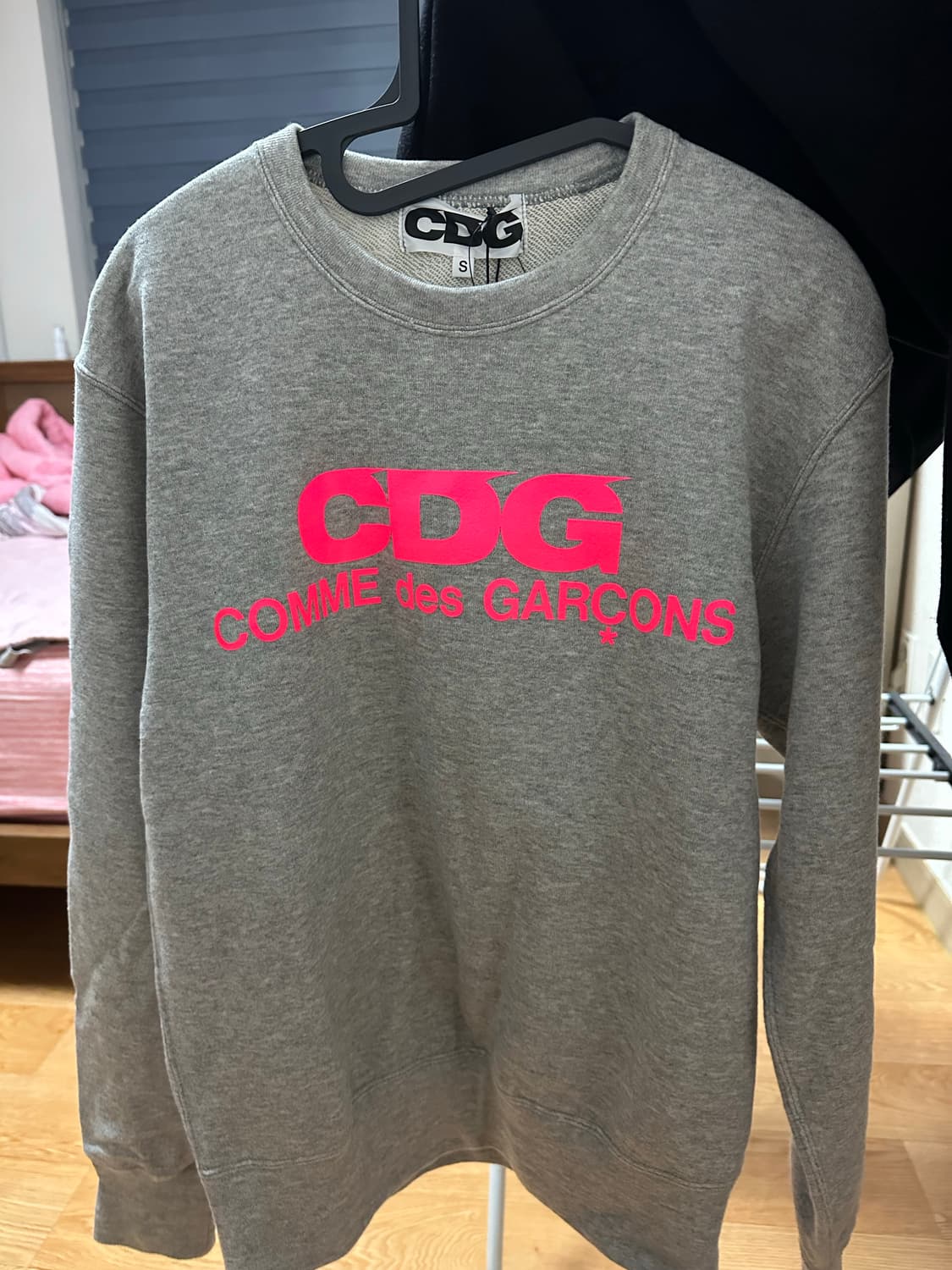 CDG 맨투맨 그레이 핑크 상품이미지1