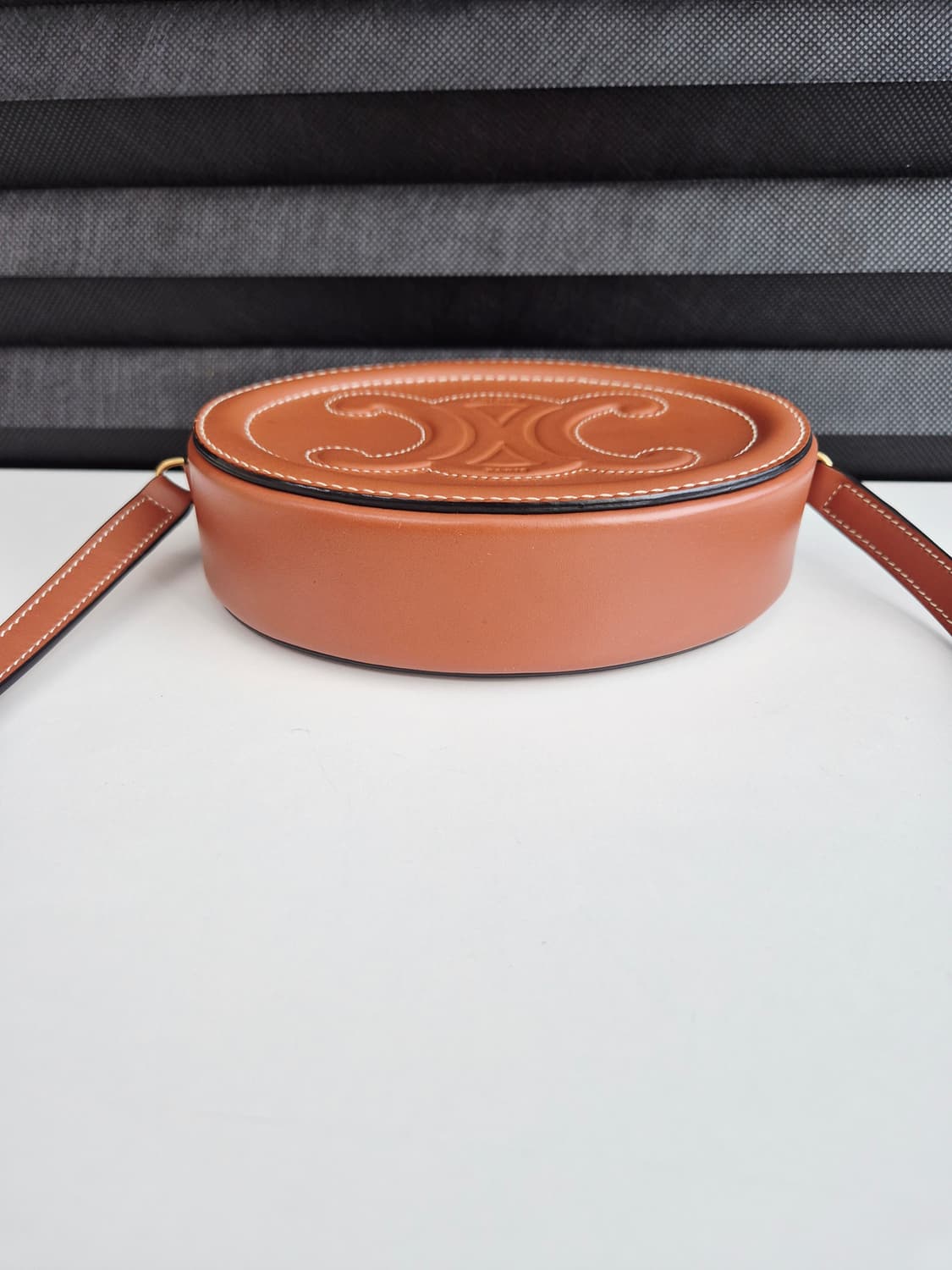 셀린느 트리오페 오벌 펄스 미니백 (상태 매우 좋음) 상품이미지4