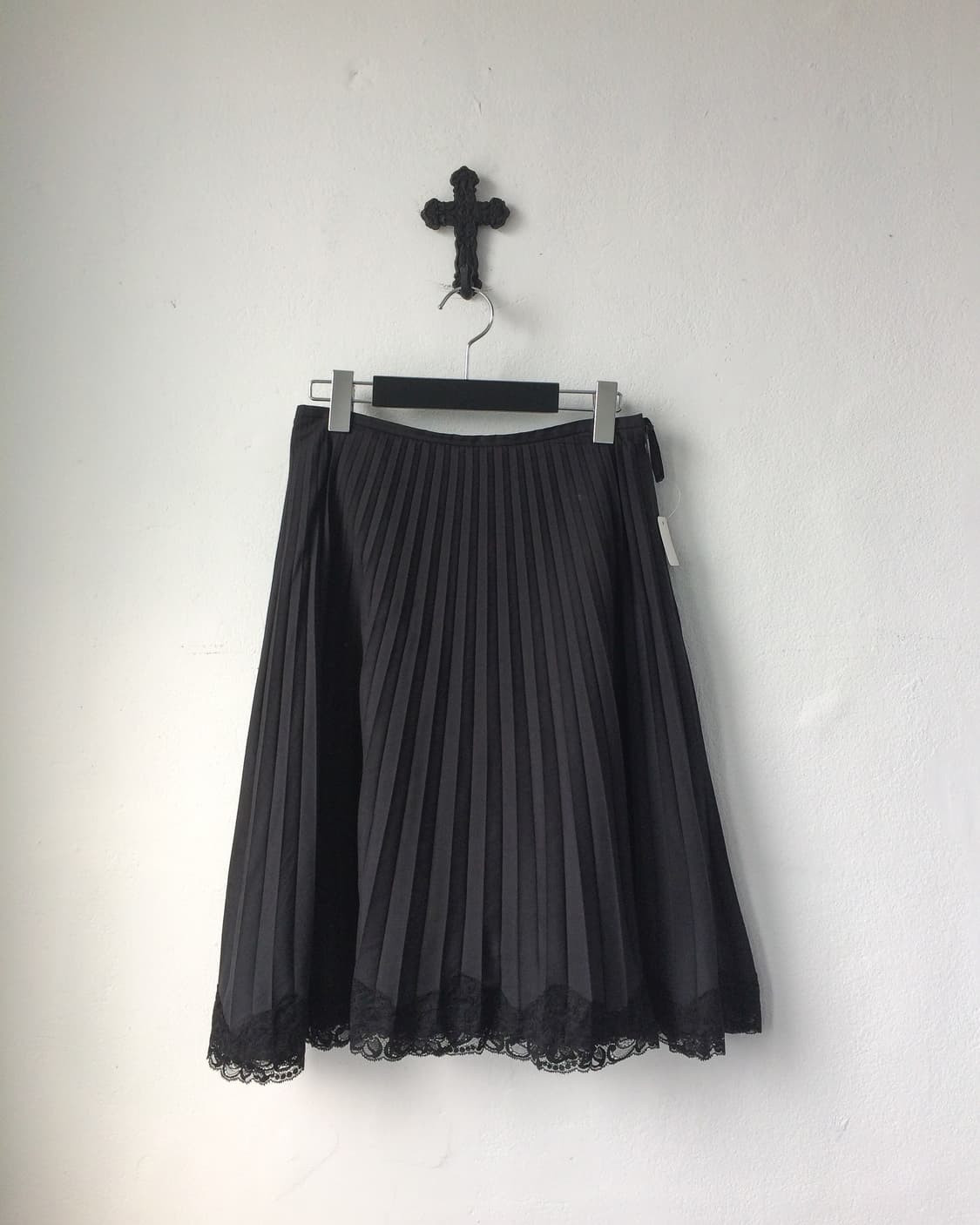 Lace trimming pleats midi skirt 상품이미지1