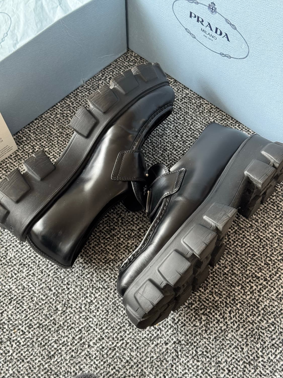 프라다 브러시드 로퍼 상품이미지3