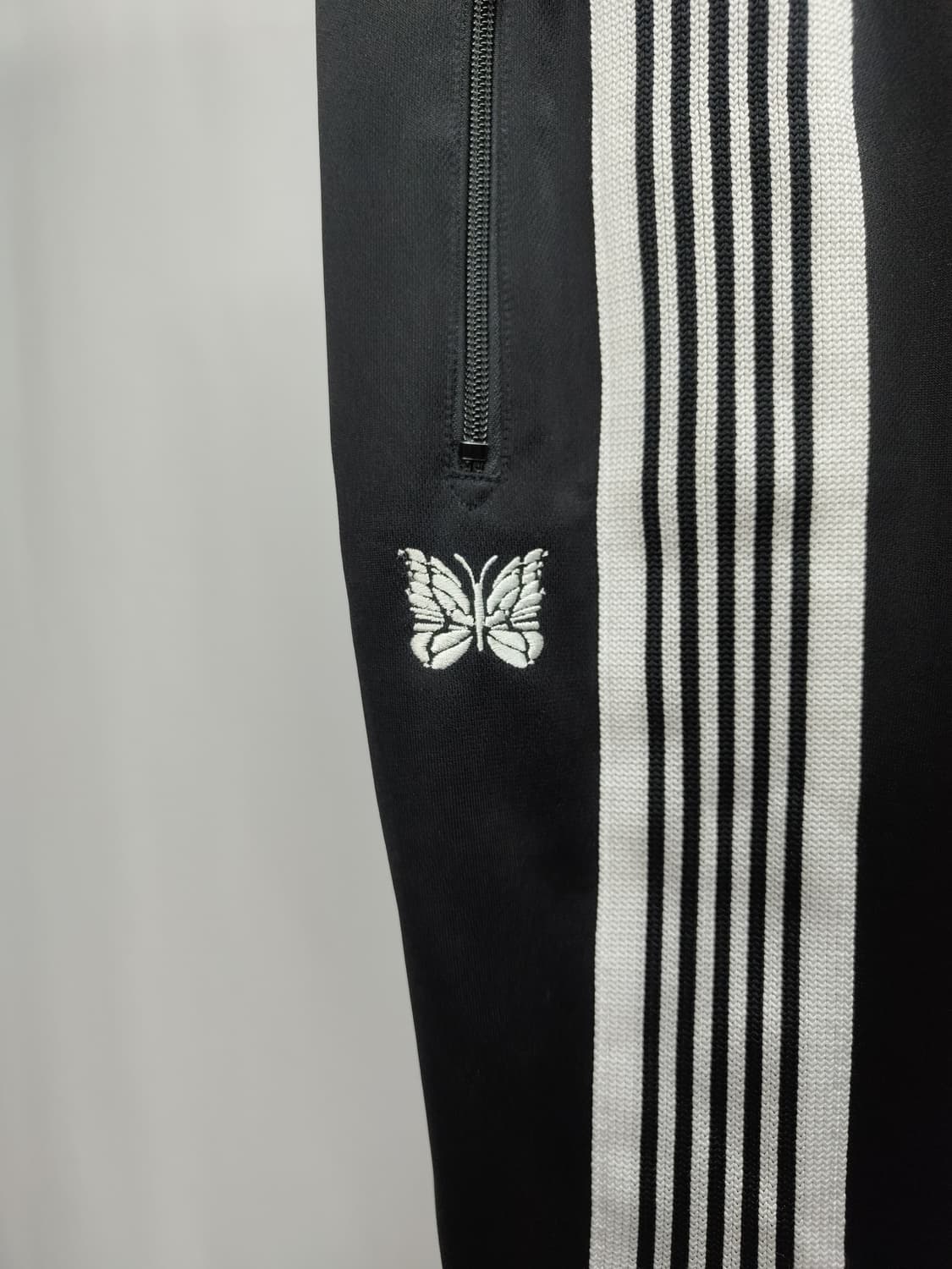 니들스 트랙팬츠 네로우핏 검흰 s사이즈 상품이미지2