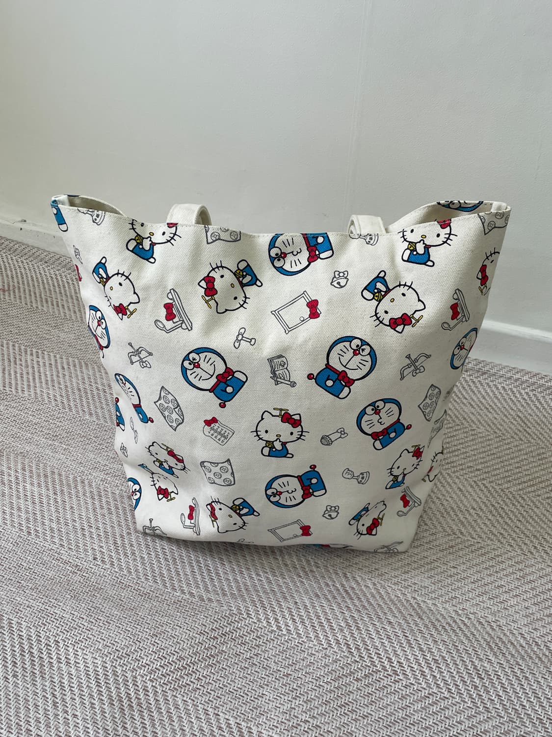 헬로키티 x 도라에몽 올오버 캐릭터 프린트 캔버스 토트백 J04172 상품이미지5