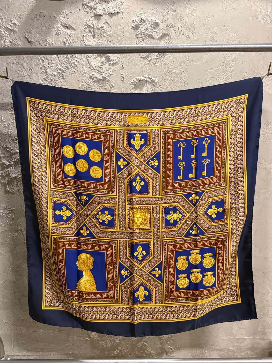 잔프랑코 로티 피렌체 실크 스카프 헤럴딕 메달리온 네이비 상품이미지1