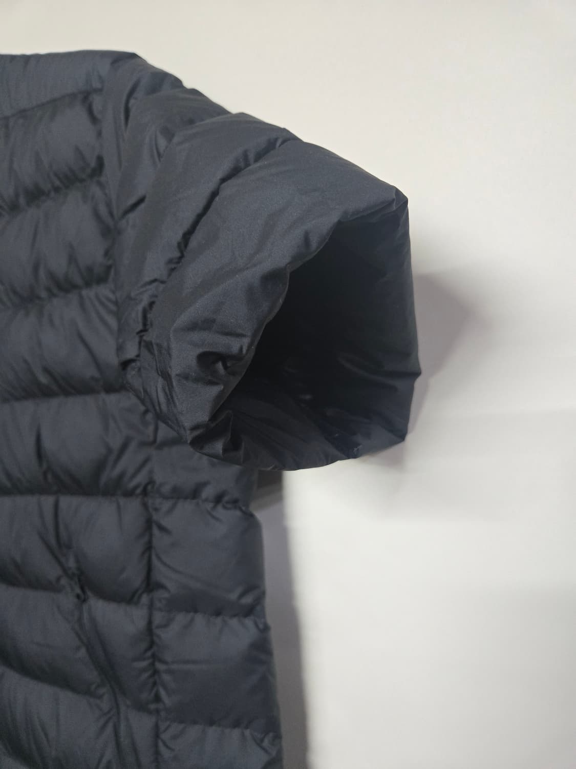 25신상 새제품)무신사 스탠다드 경량 반팔 숏패딩 블랙 L 상품이미지5