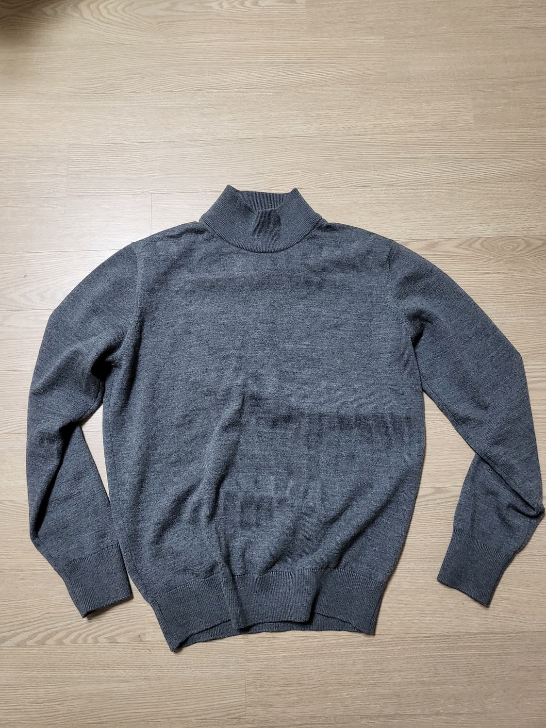 이올로 모크넥 피터 차콜 m 팝니다 상품이미지1